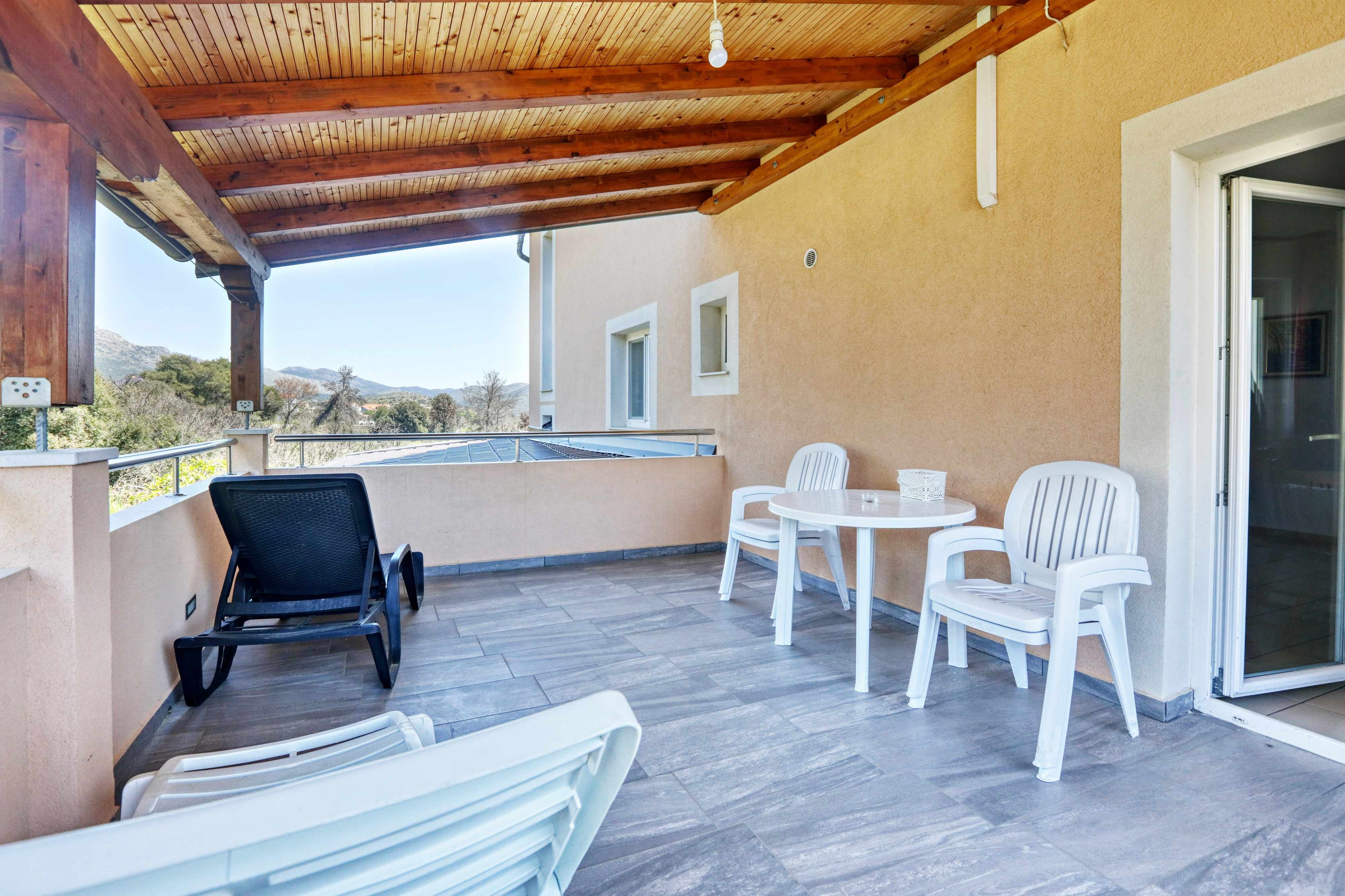 1-Zimmer-Ferienwohnung mit Balkon und Meerblick Grebastica, Sibenik A-
