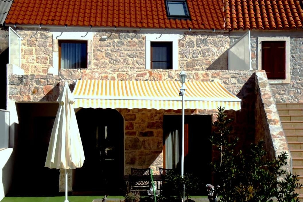 2-Zimmer-Haus mit Terrasse und Meerblick Krapanj, Sibenik K-24166