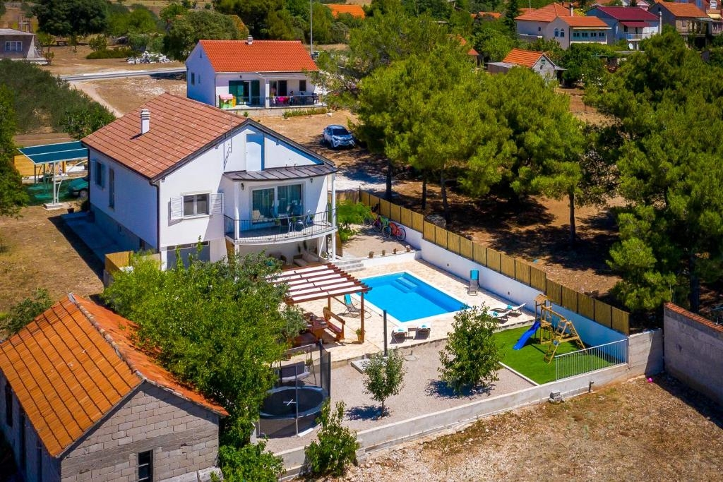 3-Zimmer-Haus mit Terrasse Vrpolje, Sibenik K-24345