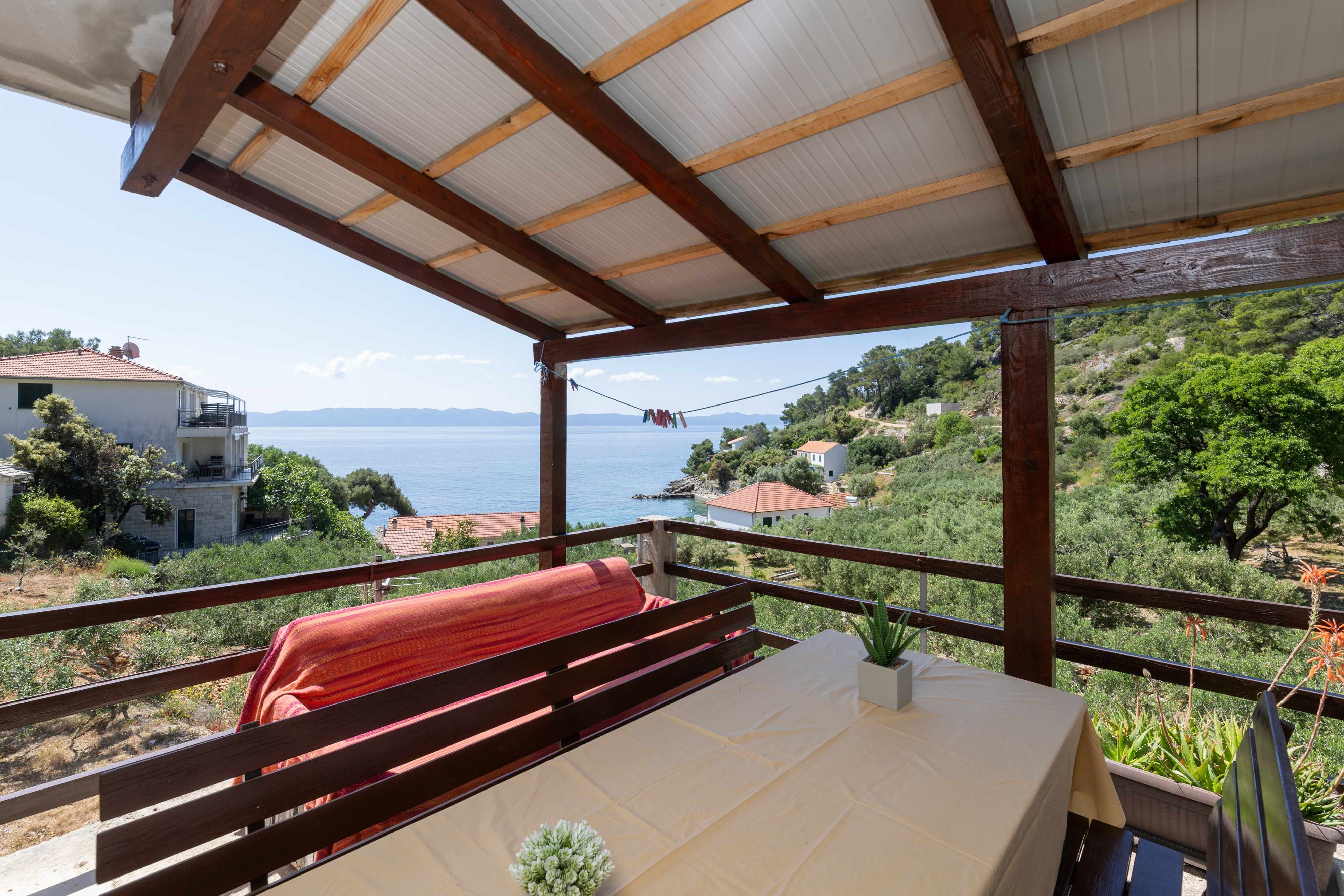 2-Zimmer-Ferienwohnung mit Terrasse und Meerblick Bucht Torac, Hvar A-