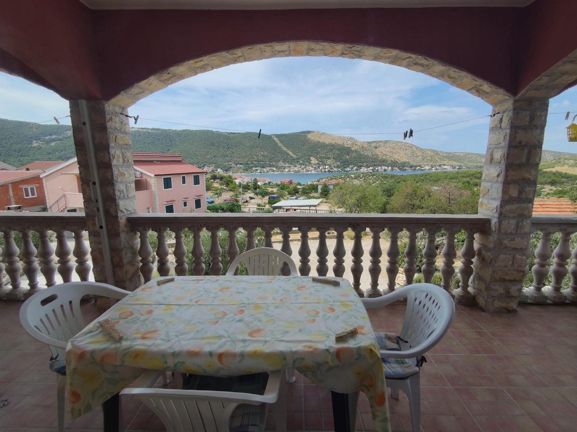 2-Zimmer-Ferienwohnung mit Terrasse und Meerblick Grebastica, Sibenik