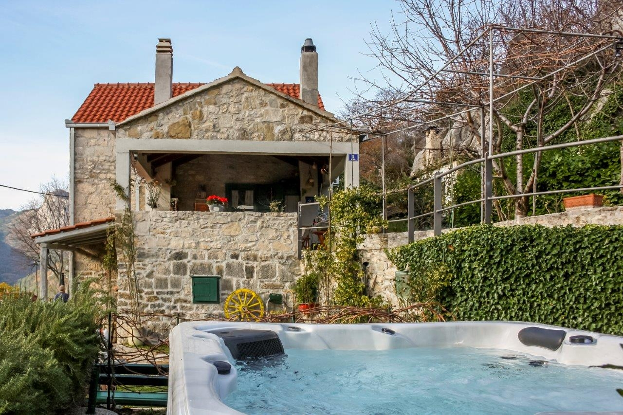 2-Zimmer-Haus mit Terrasse Svinišće, Omis K-25178