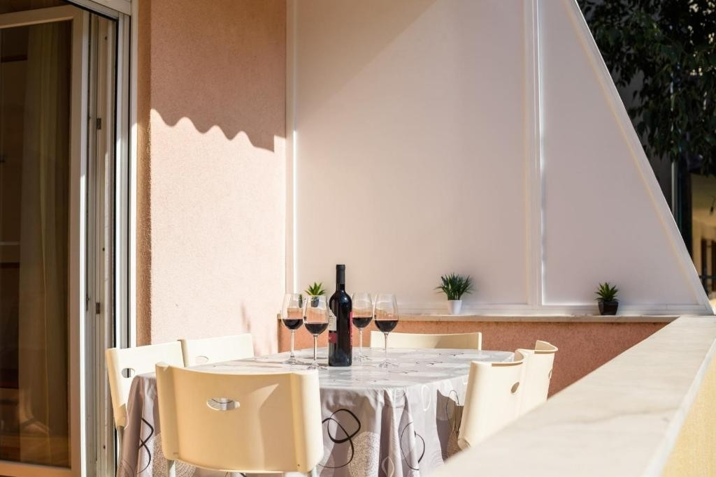 2-Zimmer-Ferienwohnung mit Balkon Marina, Trogir A-25135-a
