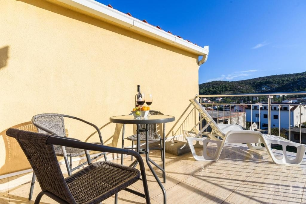 1-Zimmer-Ferienwohnung mit Terrasse Marina, Trogir A-25135-f