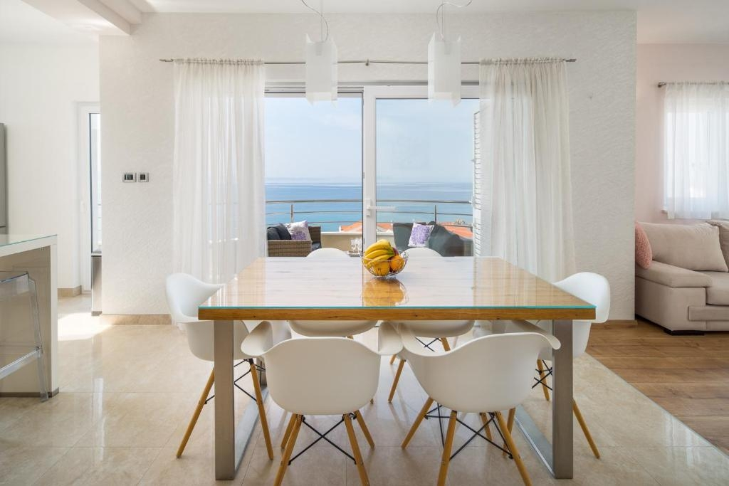 3-Zimmer-Ferienwohnung mit Terrasse und Meerblick Podstrana, Split A-2