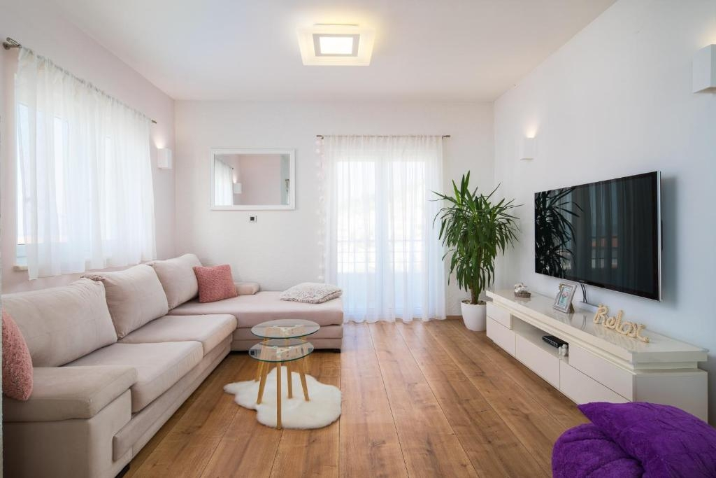 3-Zimmer-Ferienwohnung mit Terrasse und Meerblick Podstrana, Split A-2