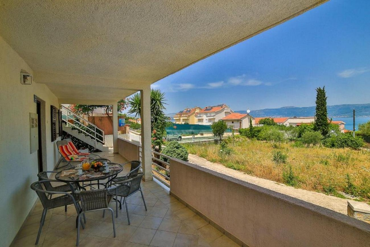 Komfortables Haus mit Terrasse und Meerblick Slatine, Ciovo K-22643