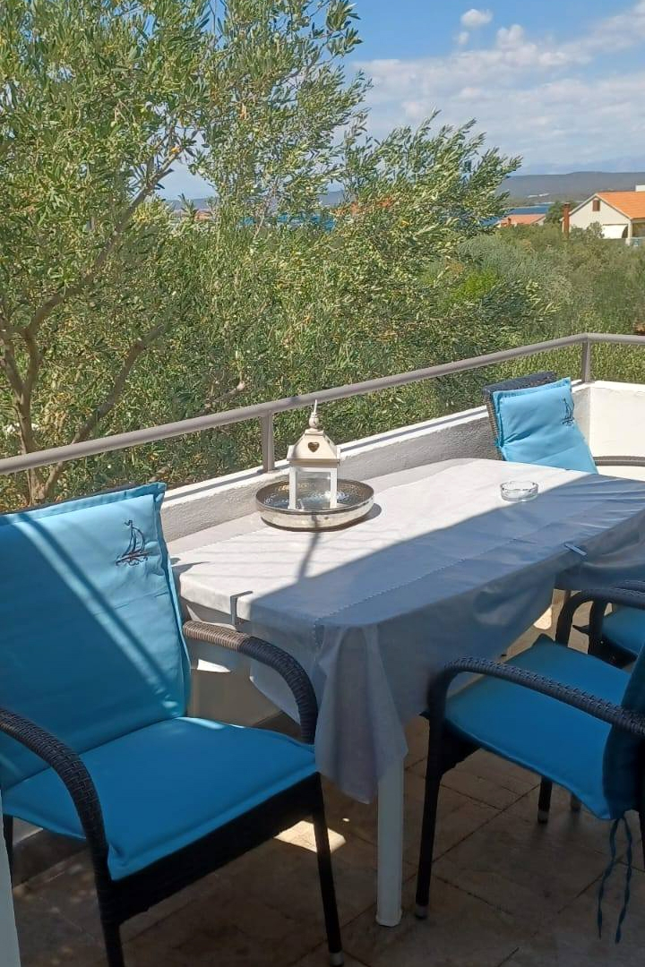 2-Zimmer-Ferienwohnung mit Terrasse und Meerblick Kraj, Pasman A-8213-