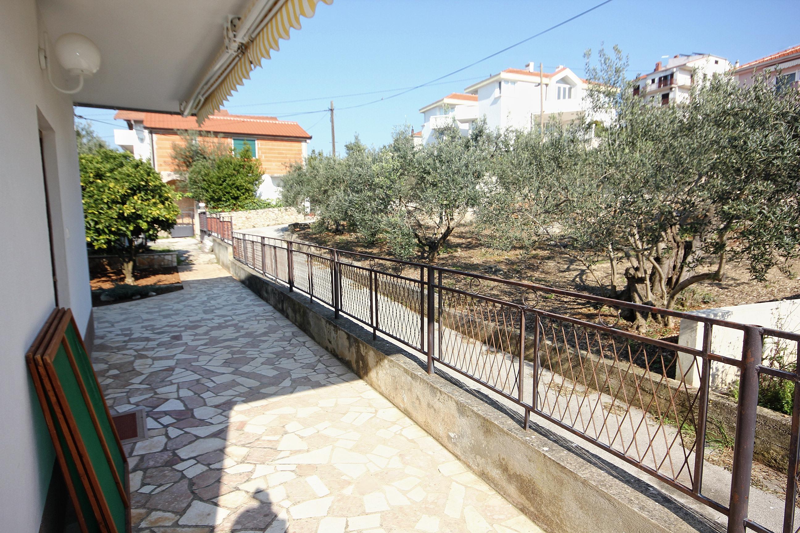 2-Zimmer-Ferienwohnung mit Terrasse Okrug Gornji, Ciovo A-9469-c