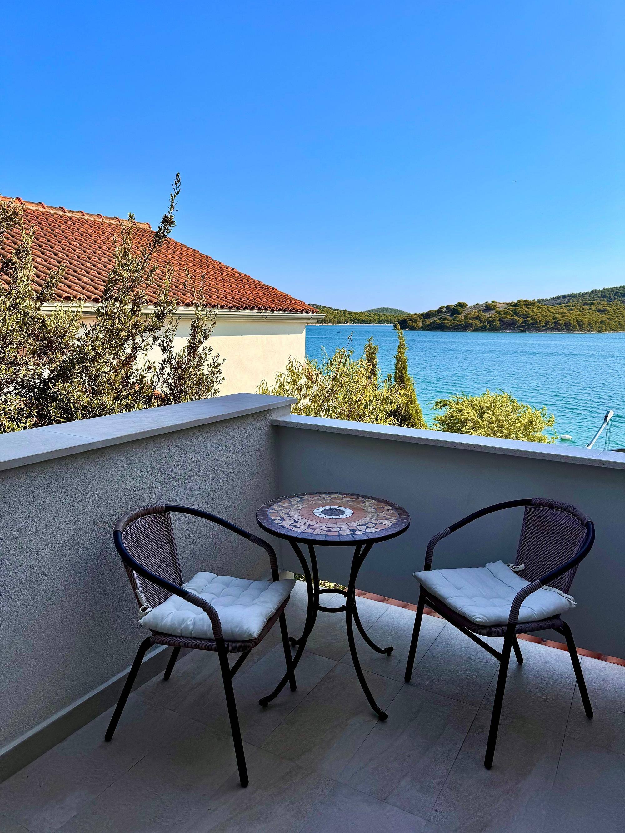 1-Zimmer-Ferienwohnung am Strand Tisno, Murter A-14346-a