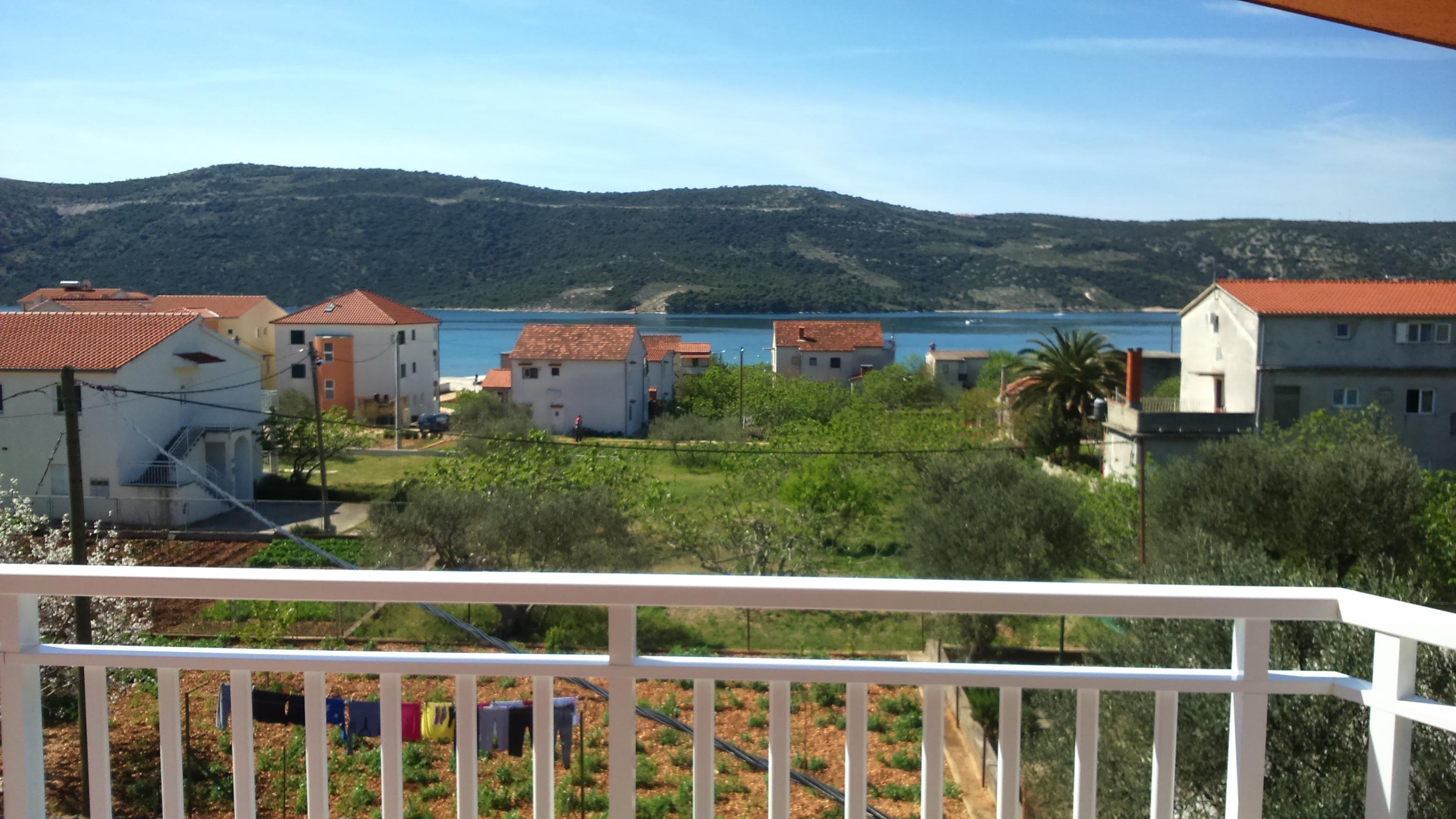 2-Zimmer-Ferienwohnung mit Balkon und Meerblick Poljica, Trogir A-1480
