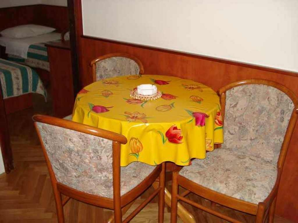 2-Zimmer-Ferienwohnung mit Klima Lokva Rogoznica (Omis) A-14853-b