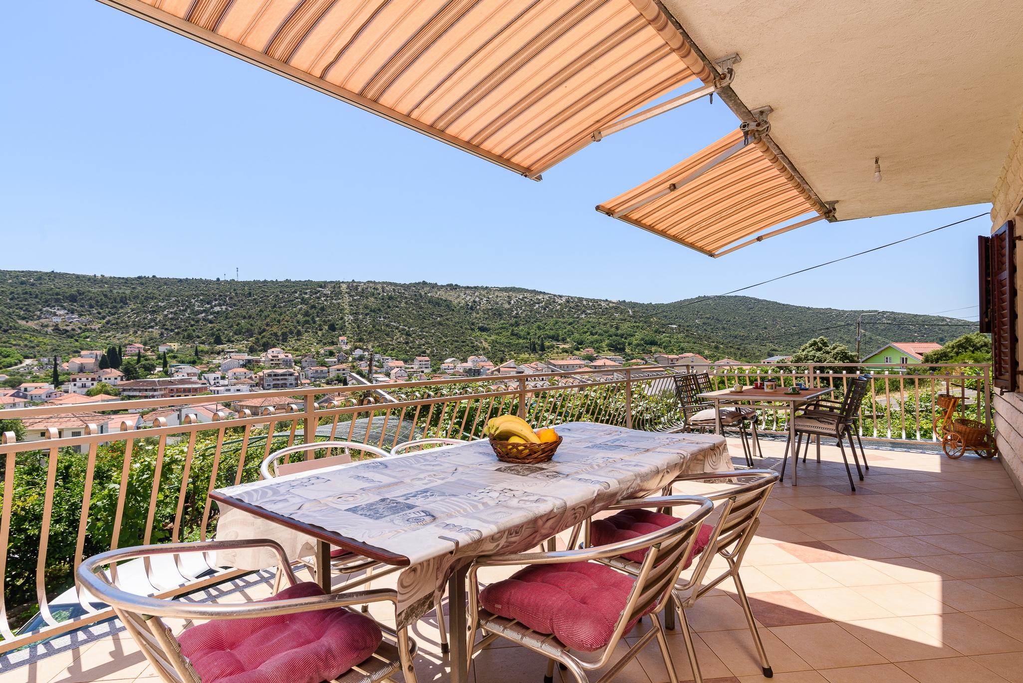 3-Zimmer-Ferienwohnung mit Terrasse und Meerblick Marina, Trogir A-233