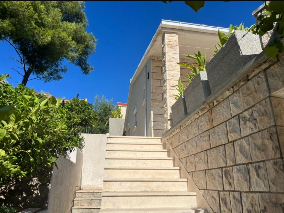 2-Zimmer-Ferienwohnung mit Terrasse und Meerblick Splitska, Brac A-233