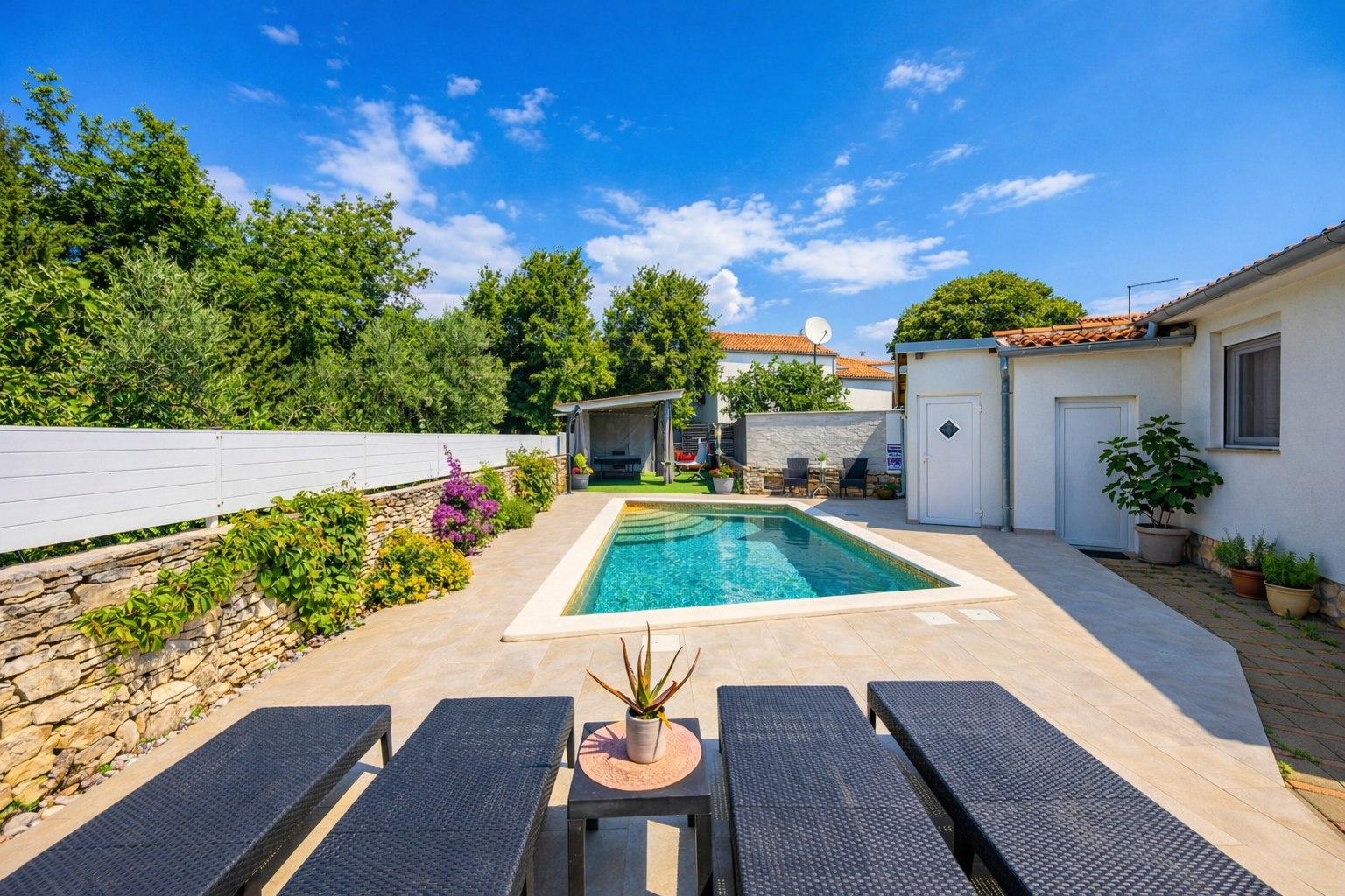 Ferienhaus mit Pool, Billard, Tischtennis und Darts