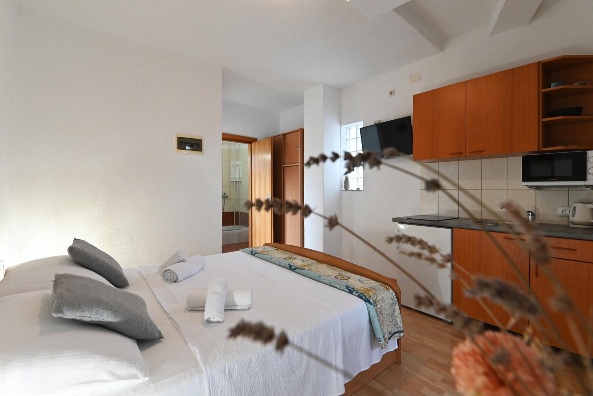 Studio-Apartment mit Balkon und Meerblick I