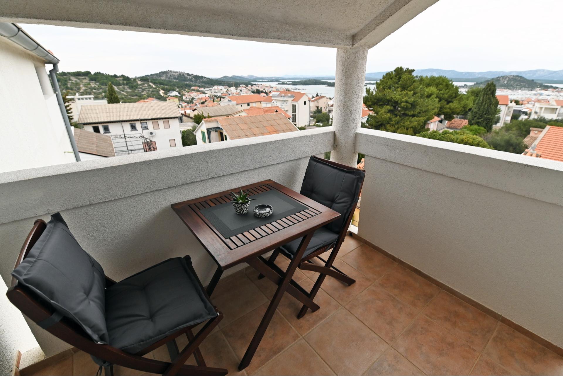 Studio-Apartment mit Balkon und Meerblick