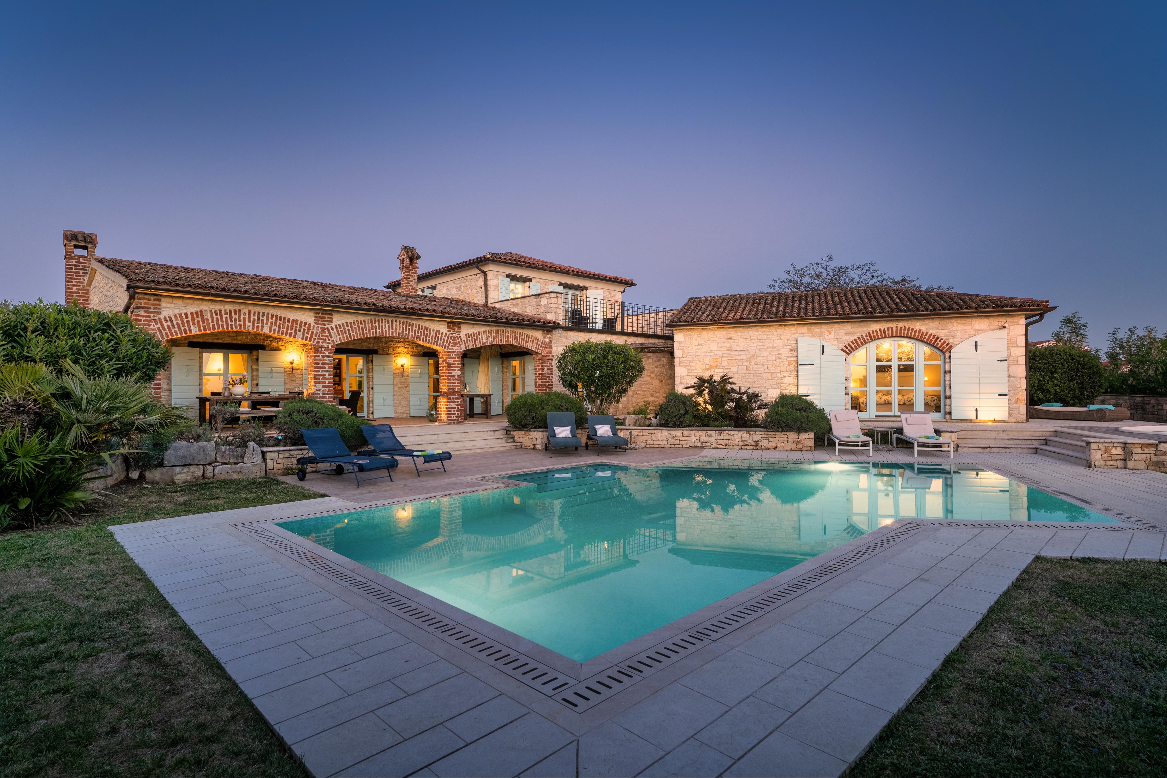 Luxus Villa für 6 Personen mit Salzwasserpool und Jacuzzi