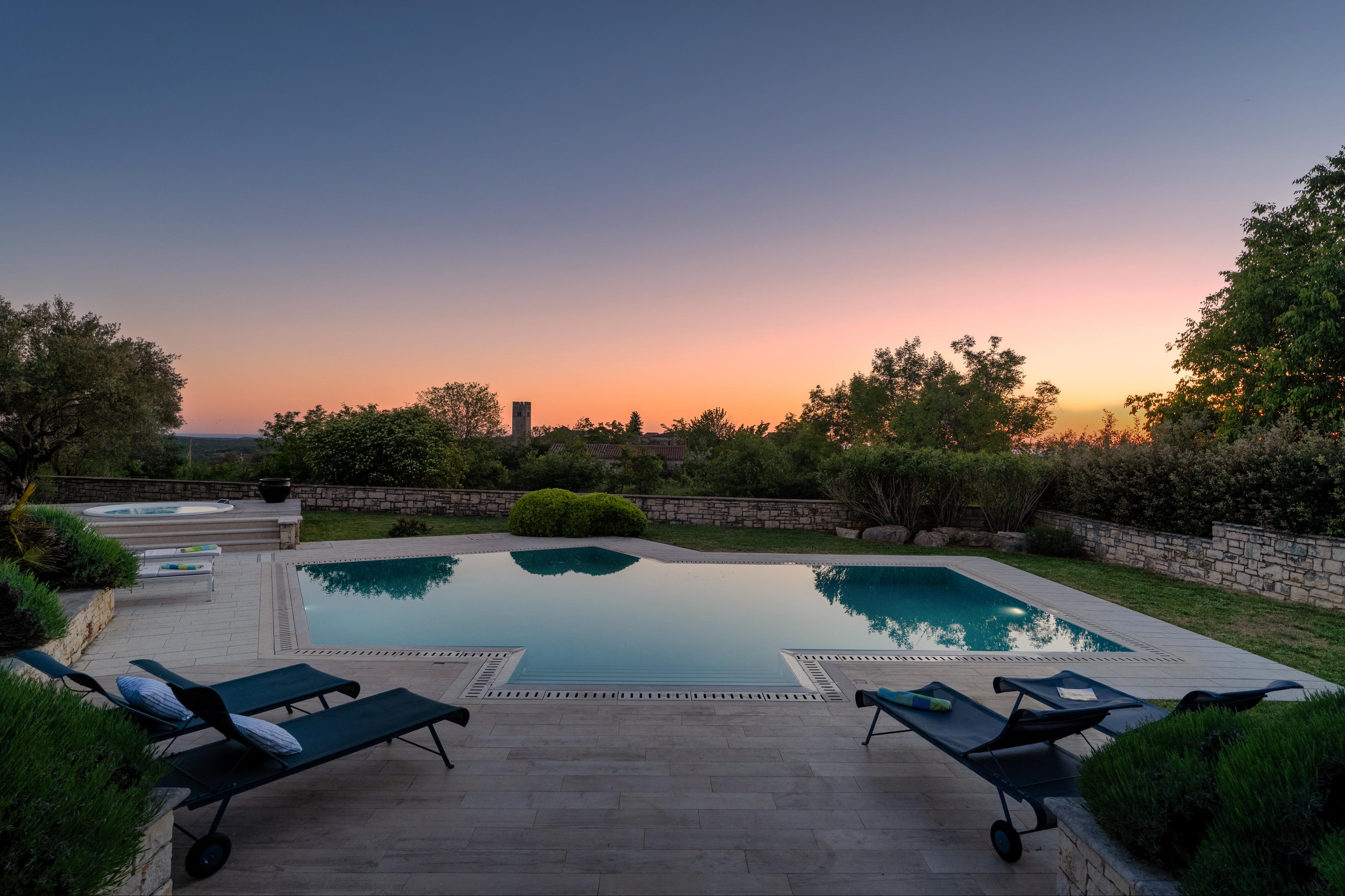 Luxus Villa für 6 Personen mit Salzwasserpool und Jacuzzi