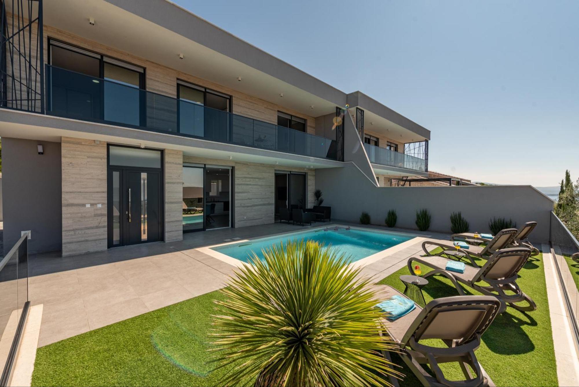 Moderner Rückzugsort mit Meerblick und Pool