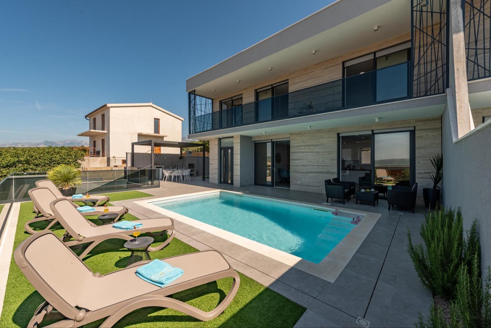Moderner Rückzugsort mit Meerblick und Pool