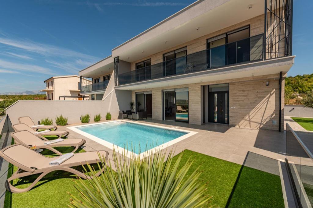 Traumhaftes Ferienhaus in Maslenica mit Meerblick und Swimmingpool