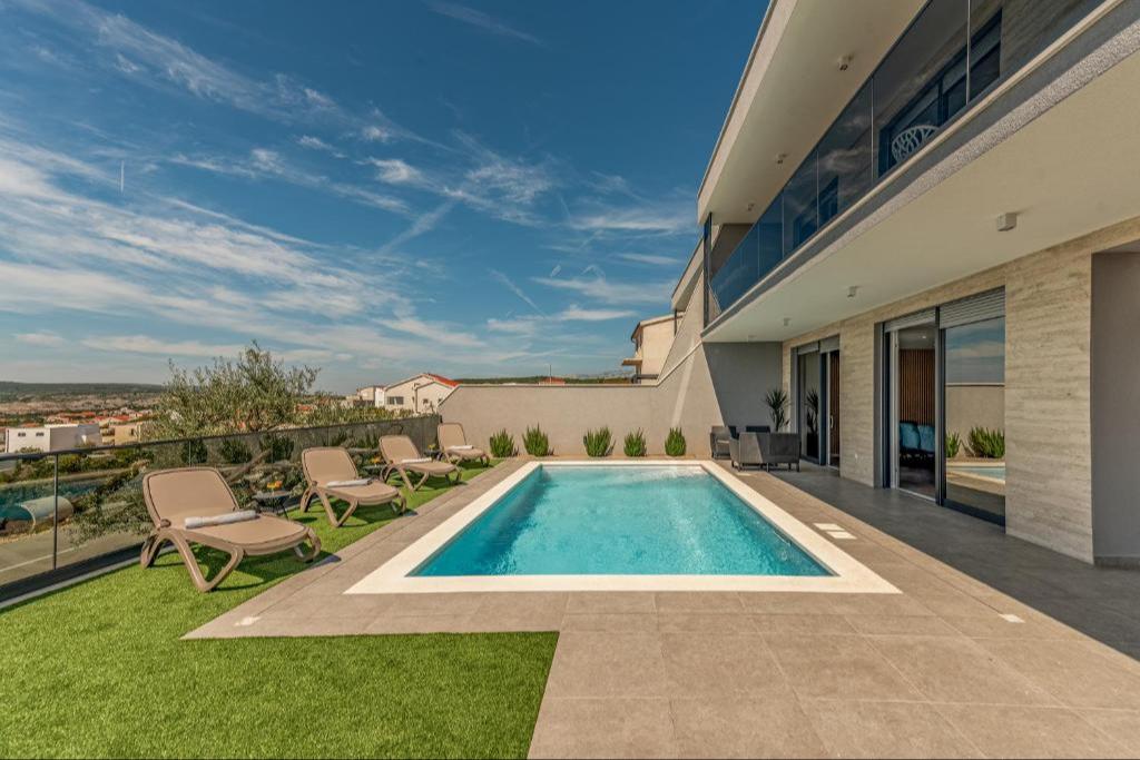 Traumhaftes Ferienhaus in Maslenica mit Meerblick und Swimmingpool