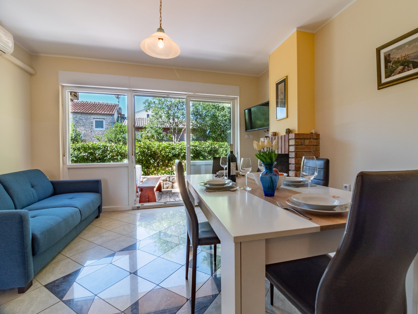 Erdgeshoss Wohnung mit Grill und Garten