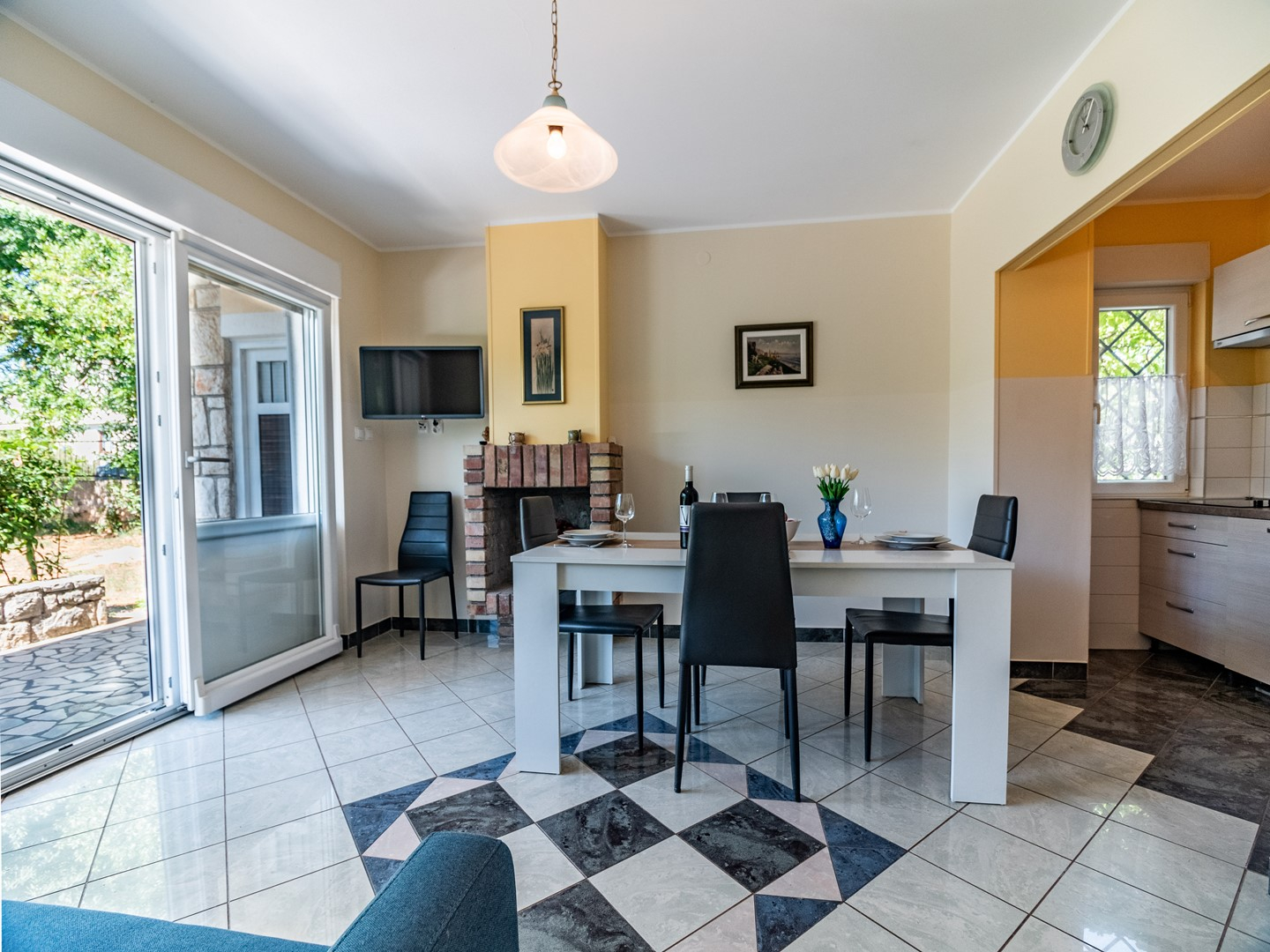 Erdgeshoss Wohnung mit Grill und Garten