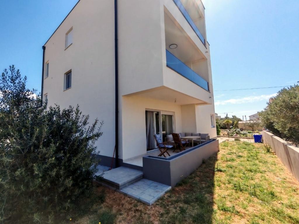 Neue 4* Ferienwohnung in Barbat im Erdgeschoss, Meeresnah