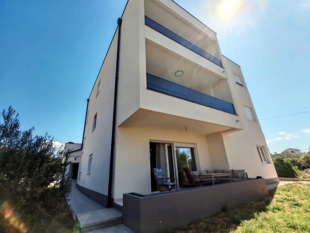 Neue 4* Ferienwohnung in Barbat im Erdgeschoss, Meeresnah