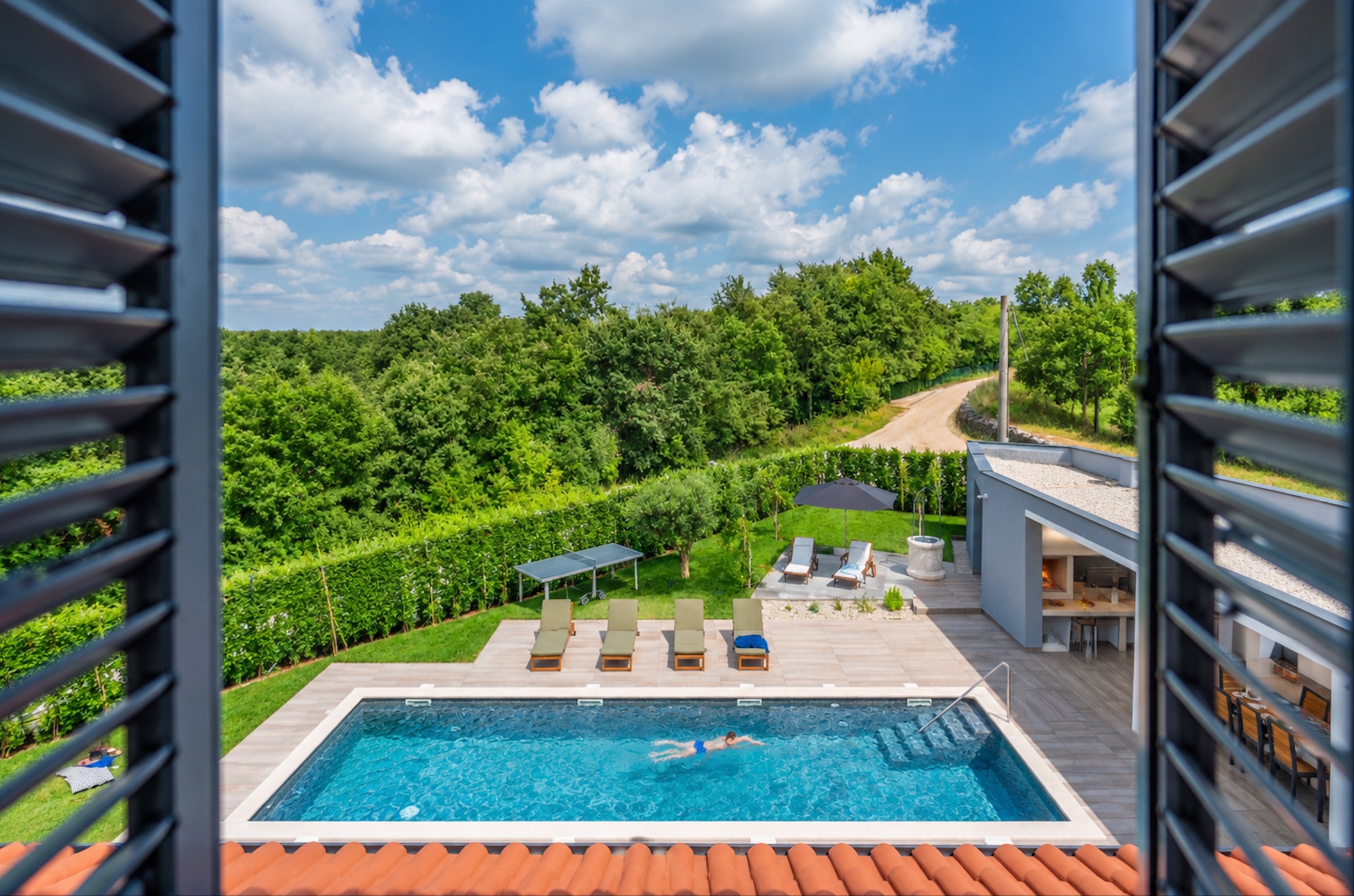 Luxusvilla mit beheiztem Pool, privatem Kino und Ladestation - E-Auto