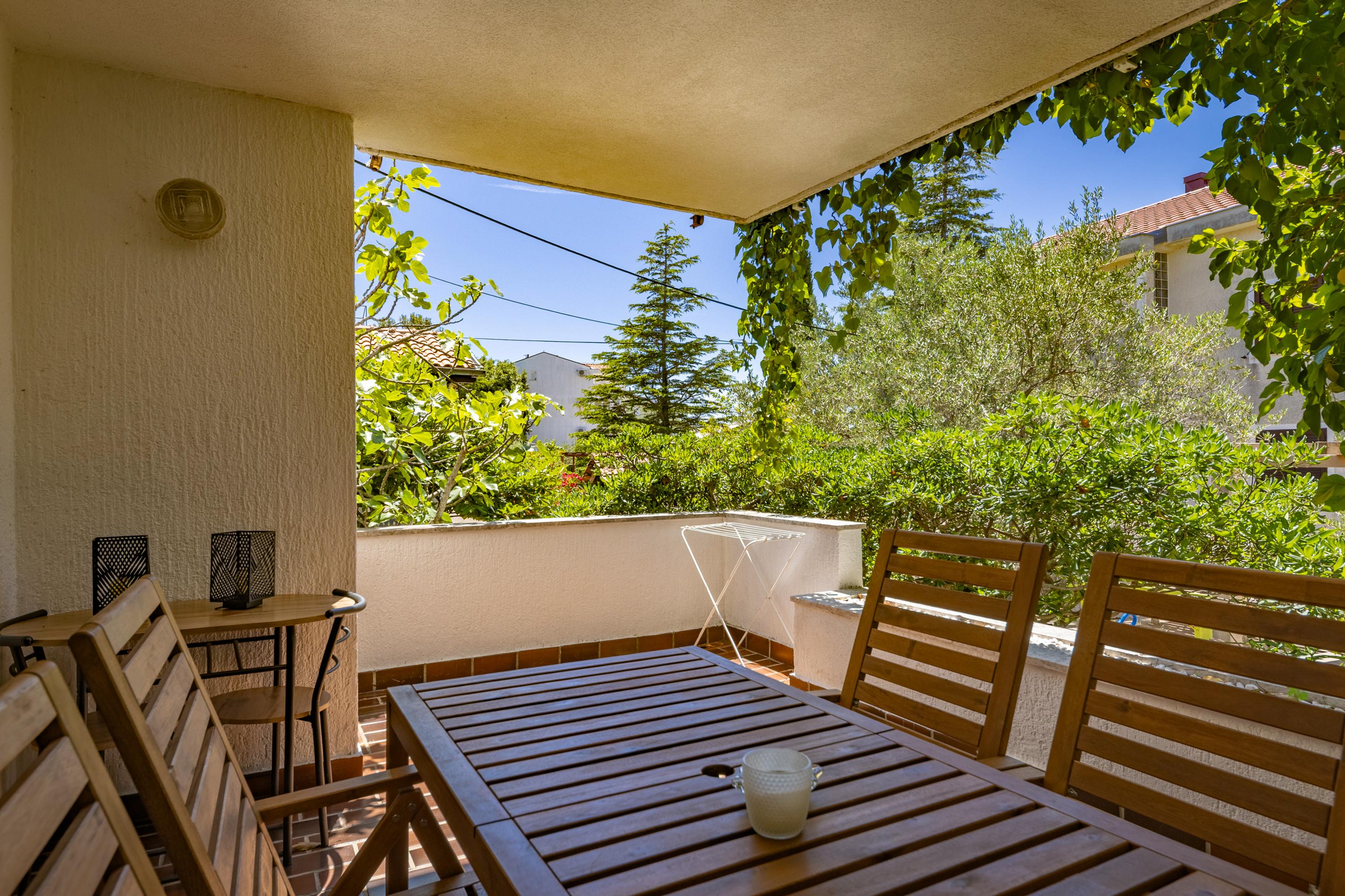 Ferienwohnung mit Gemeinschaftsgarten und privatem Parkplatz