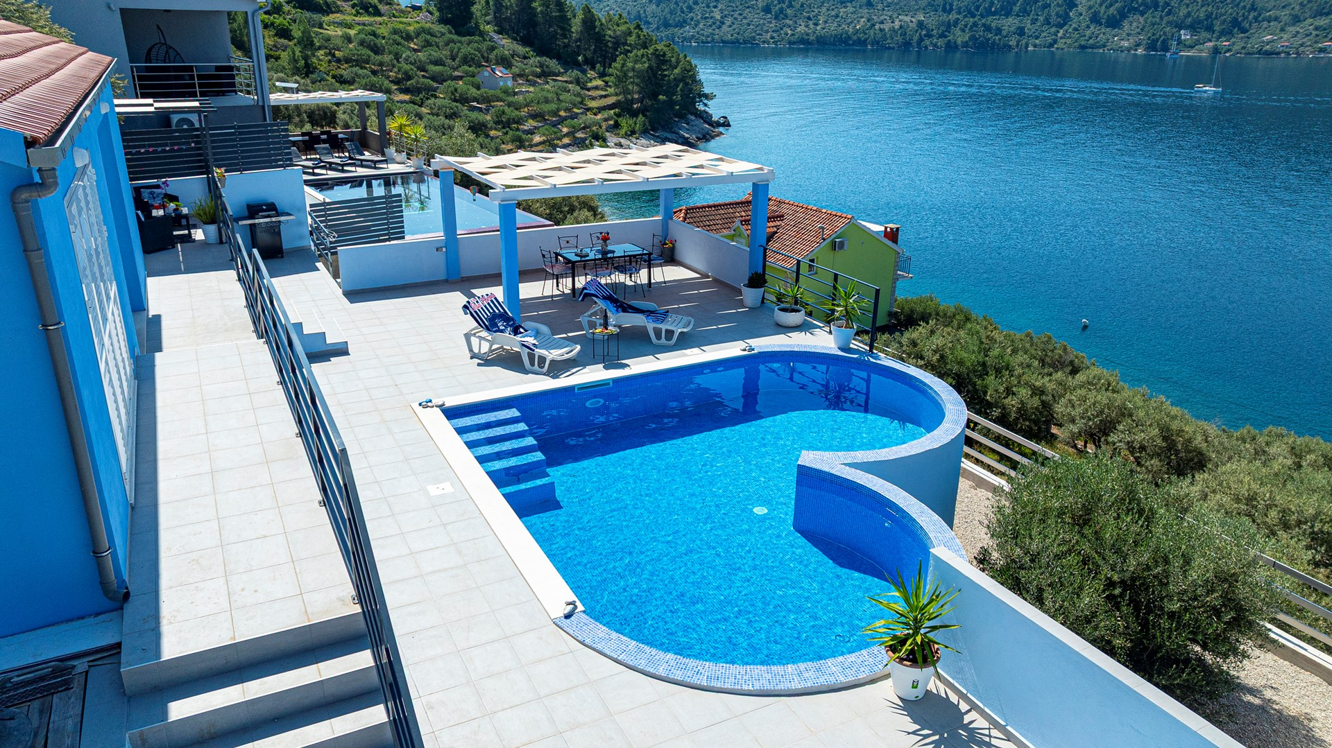 Strandnahes Ferienhaus mit Pool in Vela Luka