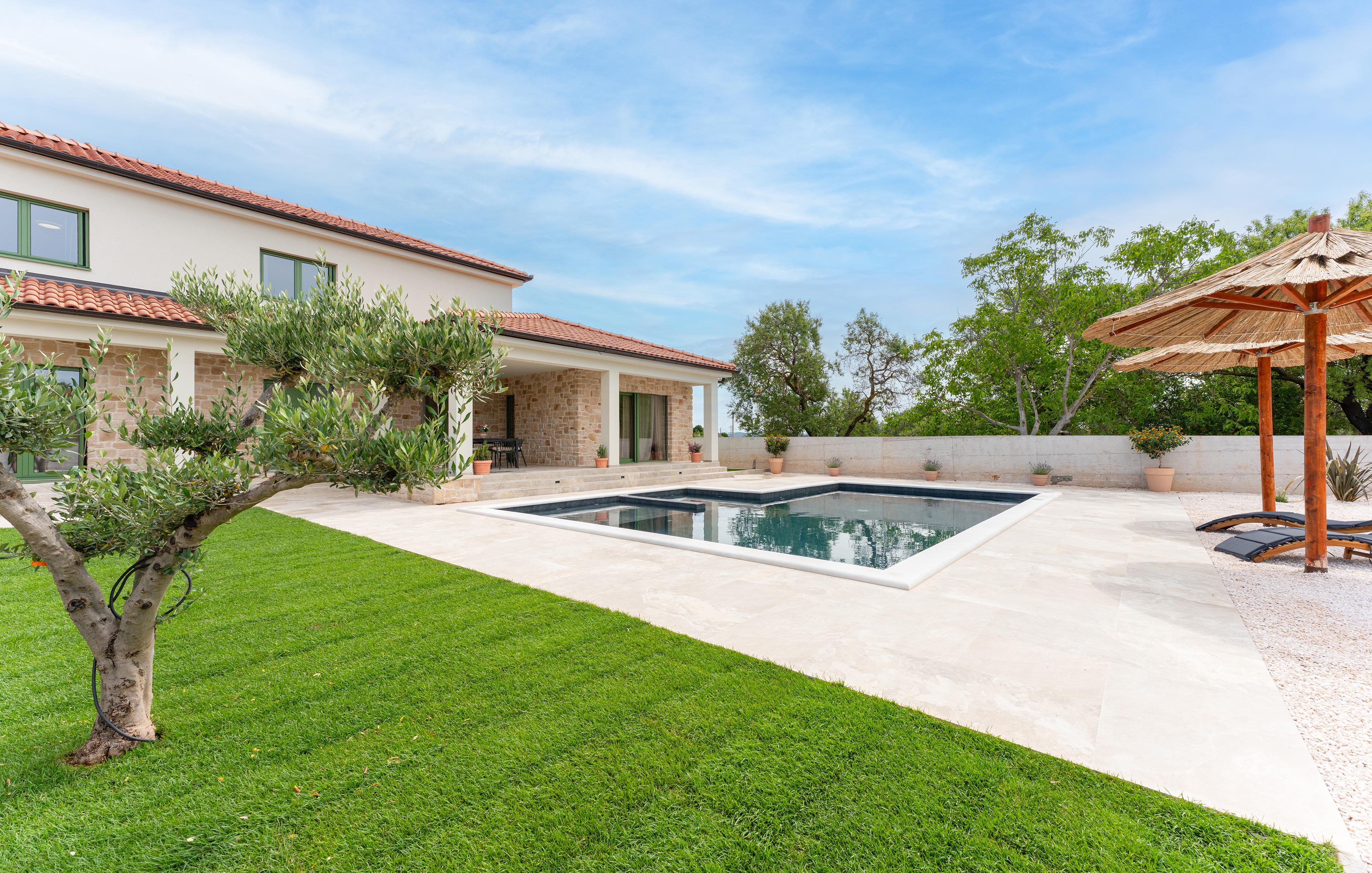 Schöne Villa in Biograd mit Pool 