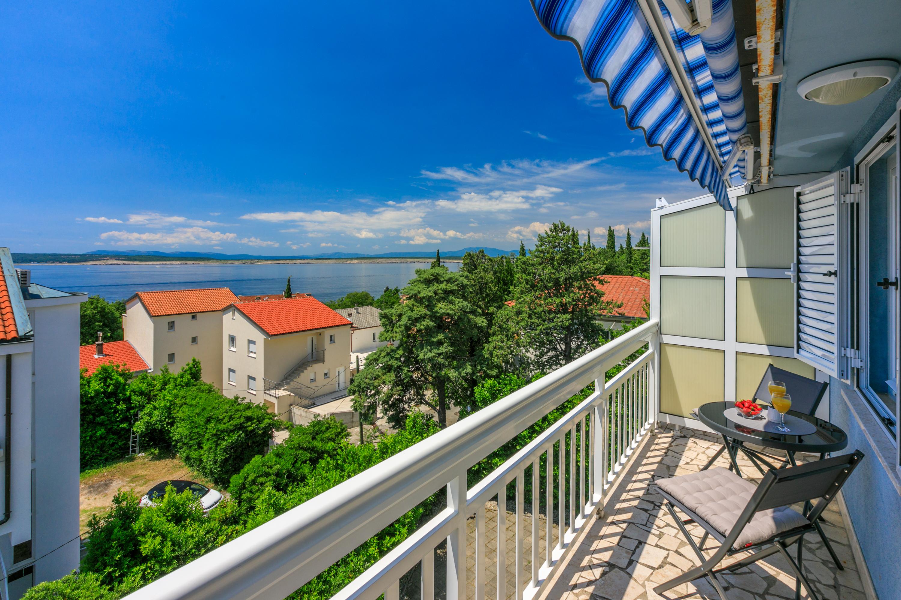 Gepflegtes 30 m² Studio im 3. OG für 2 Pers., eigener 8m² Balkon 