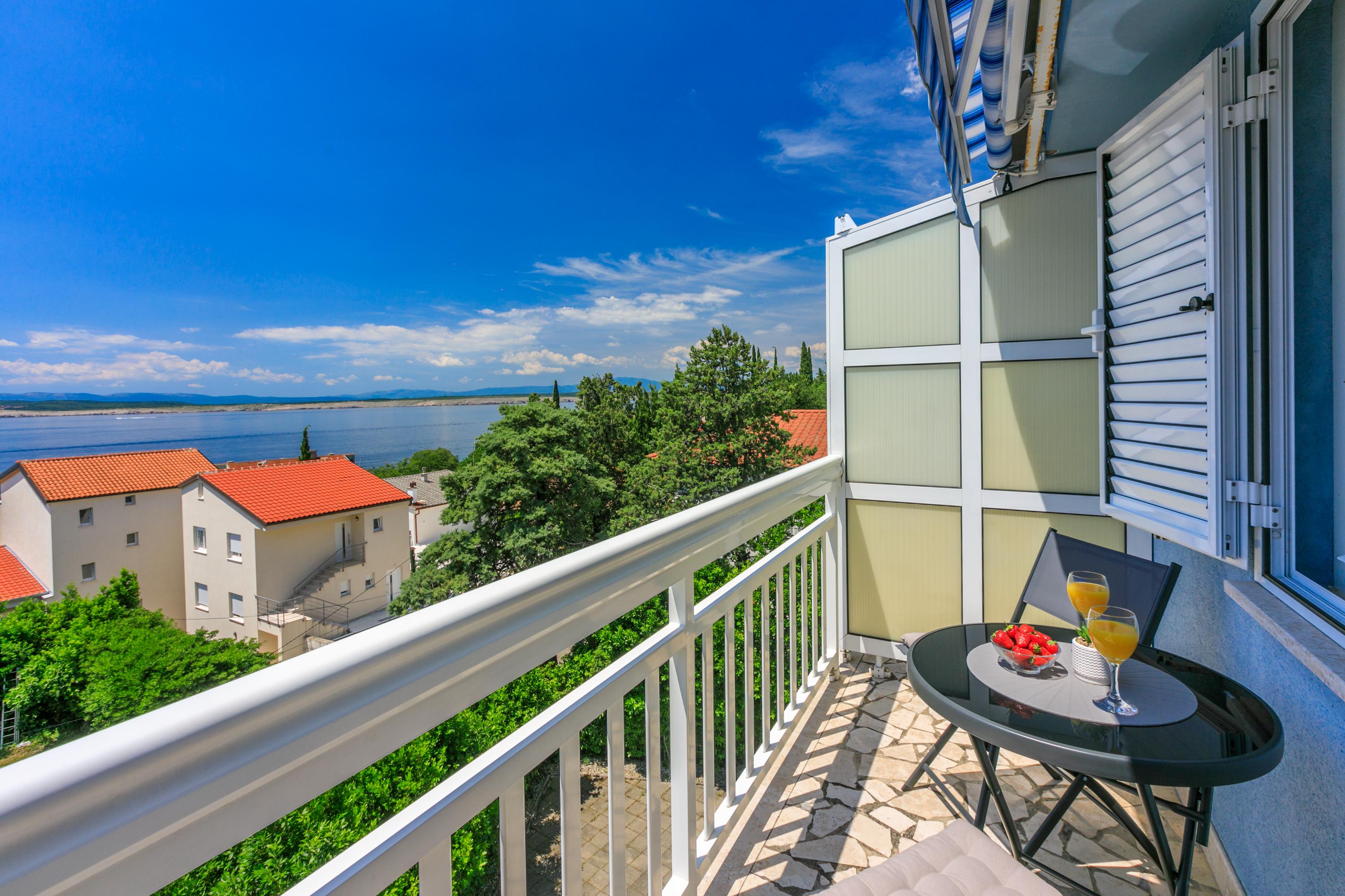 Gepflegtes 30 m² Studio im 3. OG für 2 Pers., eigener 8m² Balkon 