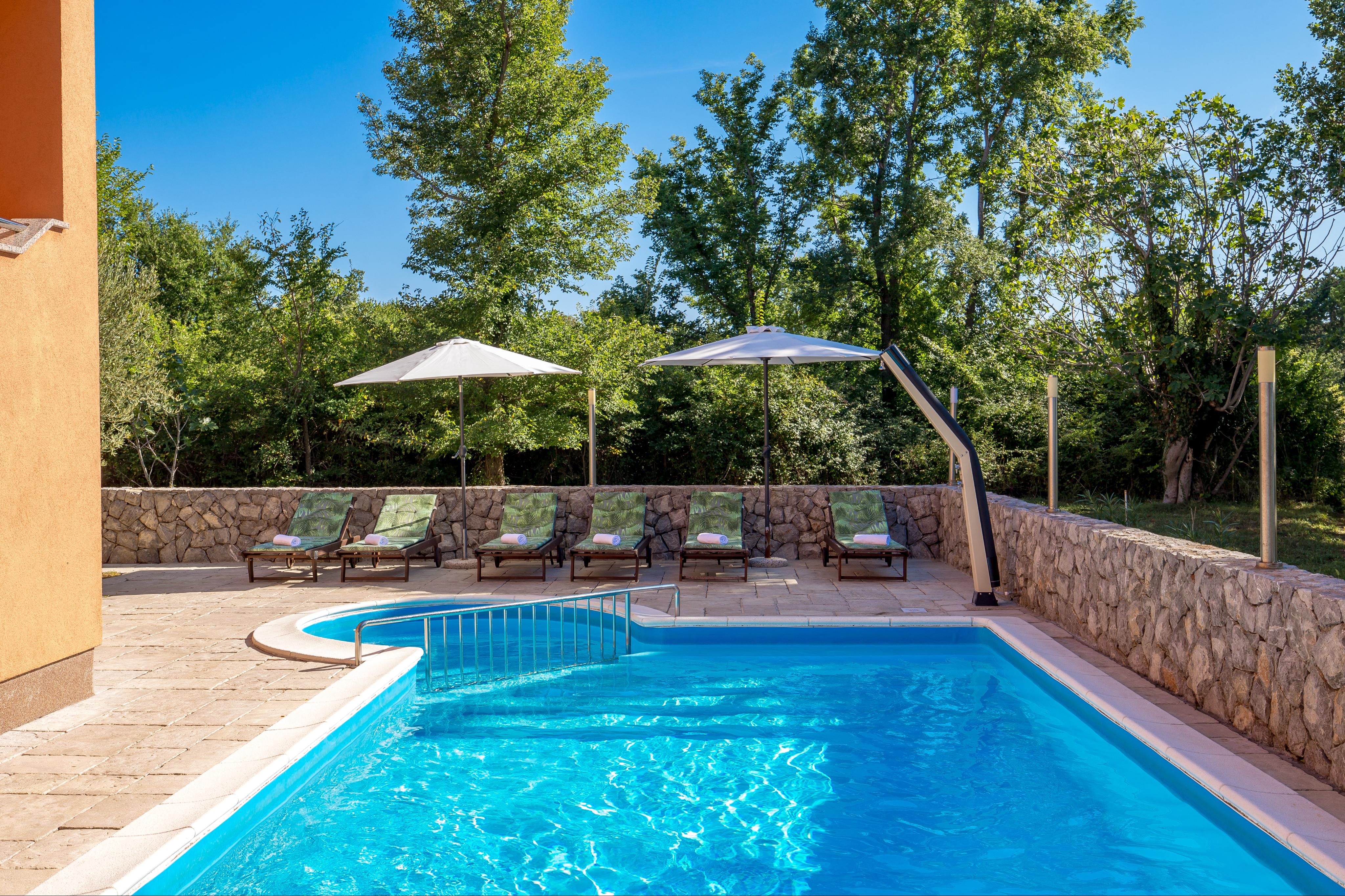 Top-moderne Unterkunft für 4-5 in der strandnahen Villa mit Pool