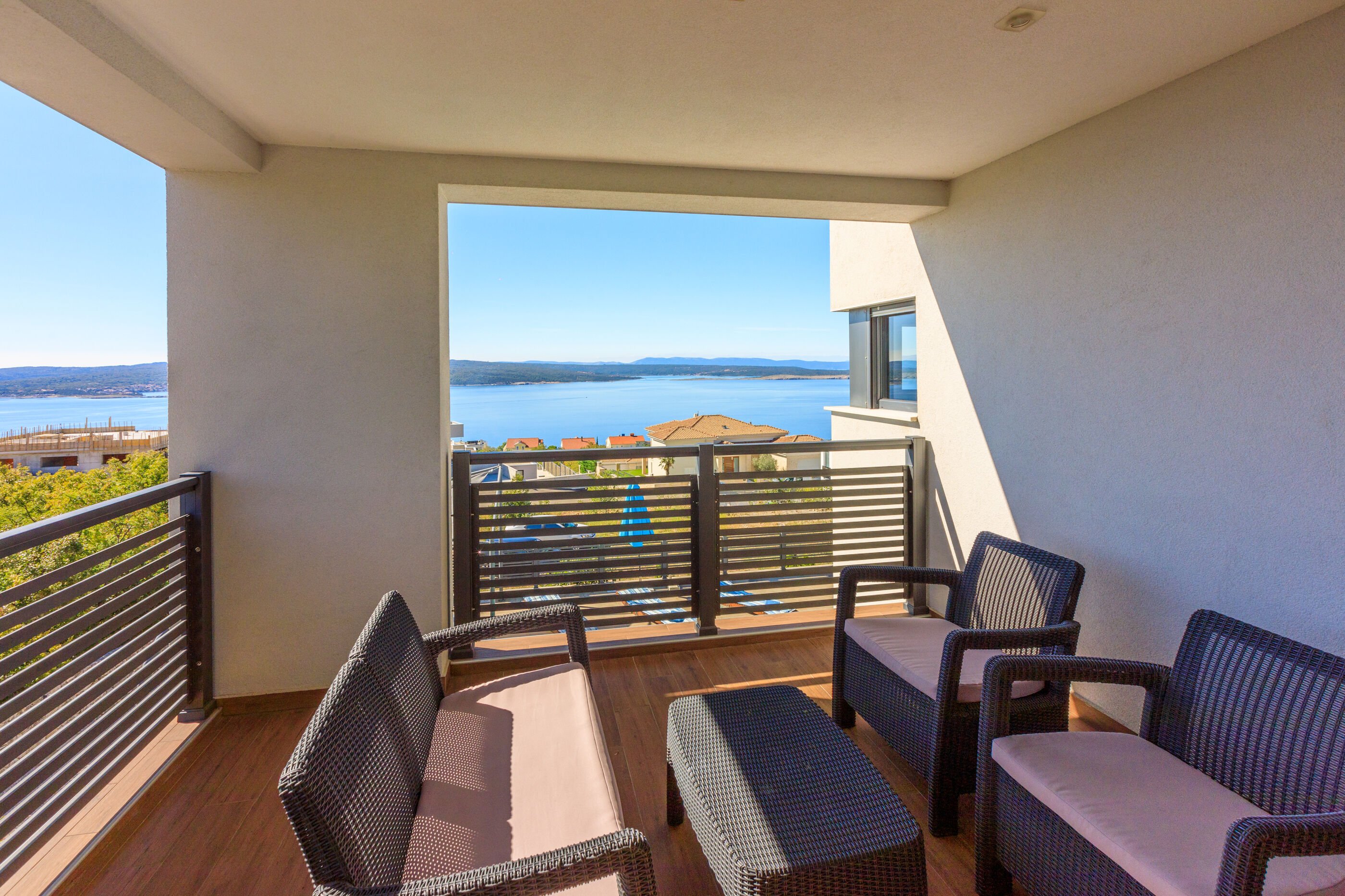 156m² moderne Villa mit Pool, Panoramablick, 114m² Terrasse eingezäunt