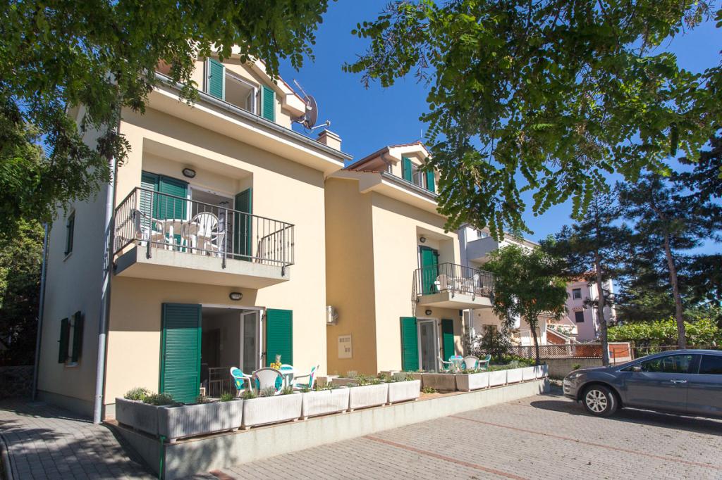 Ferienappartement für 4-6 Personen über 2 Etagen mit Balkon und Klima