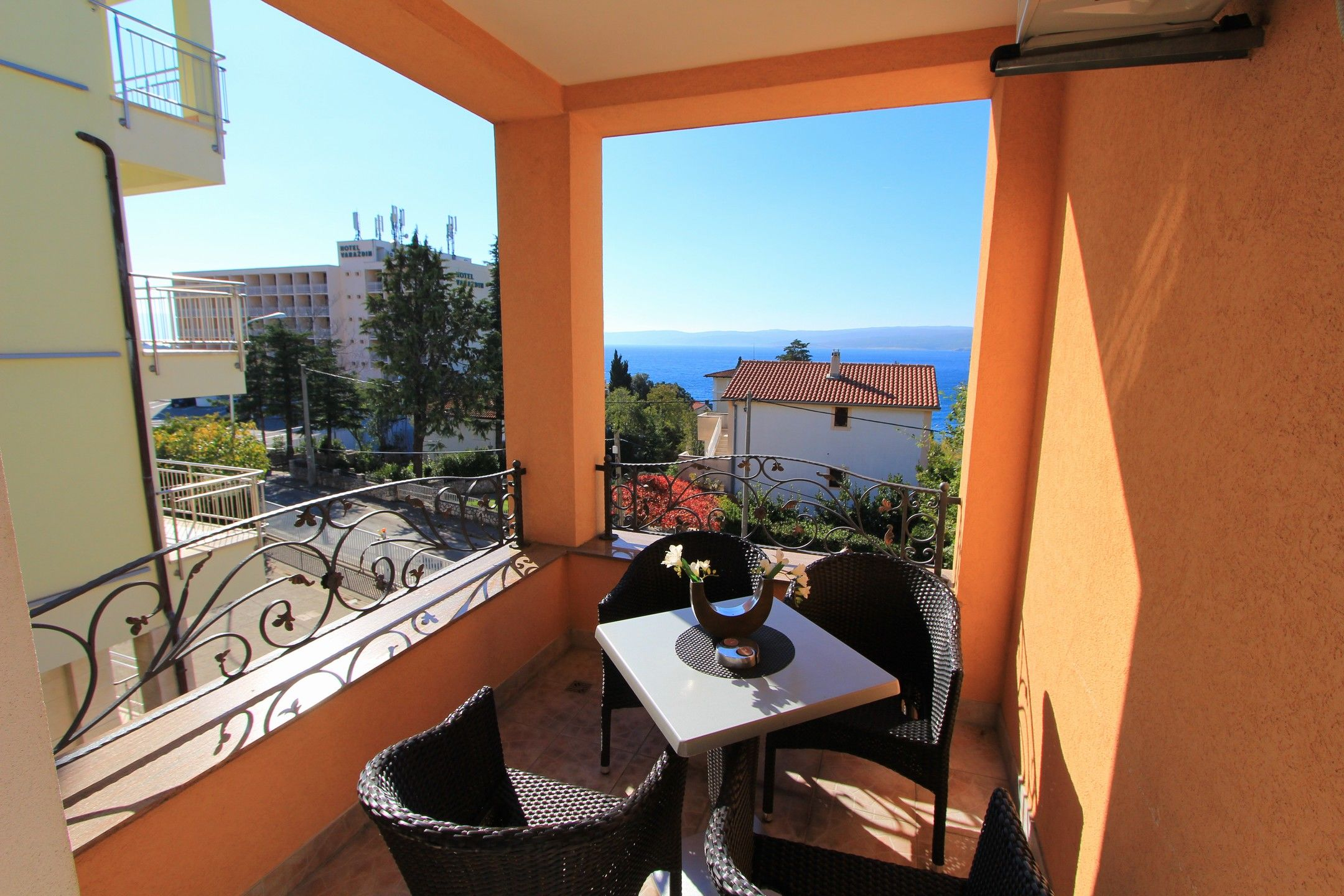 Schicke Ferienwohnung mit Meerblick für 4-5 mit nur 100m zum Strand