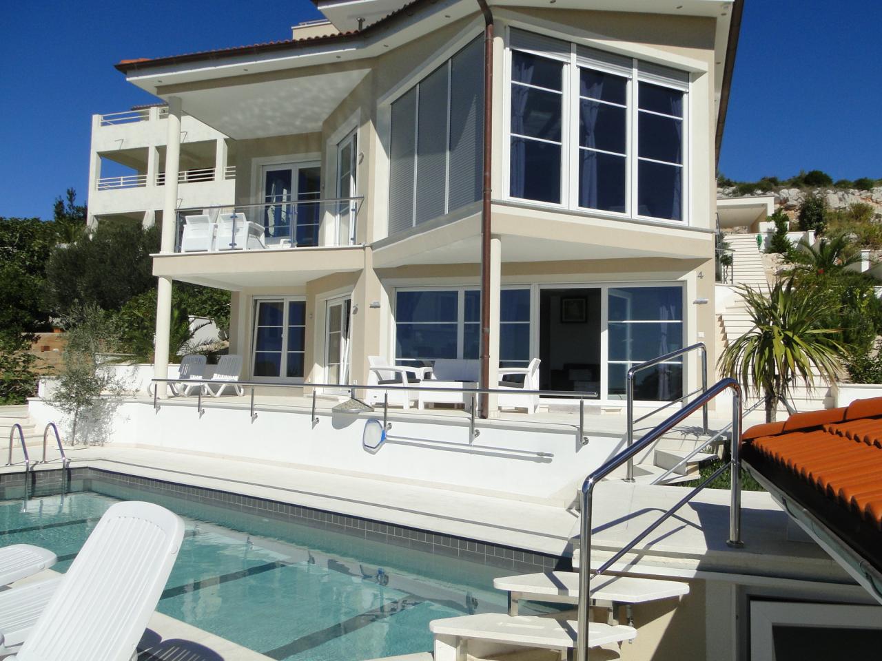 Luxuriöse Fewo in Bilo für 2-4 Personen - Balkon, Terrasse & Pool